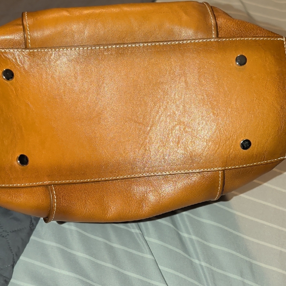 Elegant Tan Leather Tote Bag - Picture 4 of 5